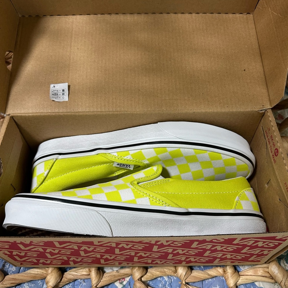 Vans Kids / Youth Neon Yellow Checkered Slip-On Sneakers 6.5 Women - 5 Men - Picture 2 of 11